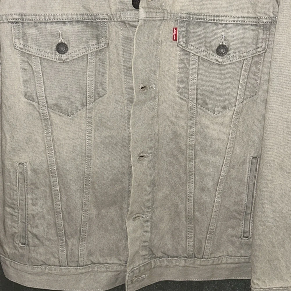 💜Firm Price💜 Levi’s premium relaxed fit trucker jacket - Picture 8 of 8